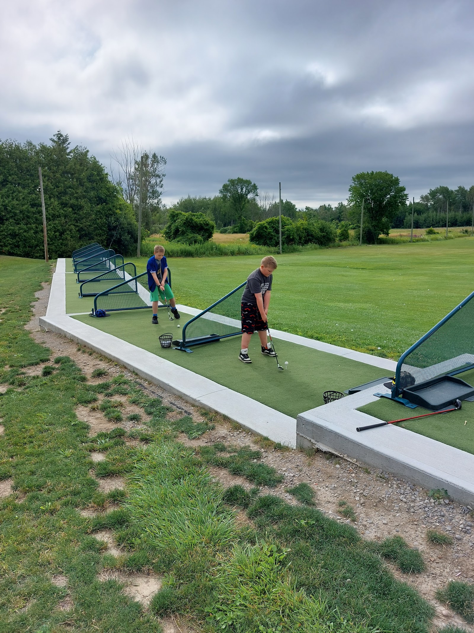 Sandbaggerz Driving Range & Mini Putt